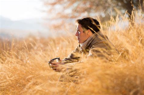 Žmogus medituoja gamtoje