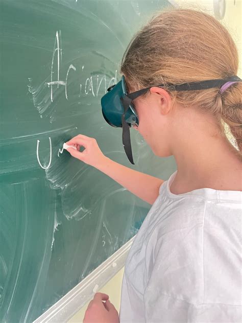 Mokiniai naudoja girtumo akinius praktiniuose užsiėmimuose