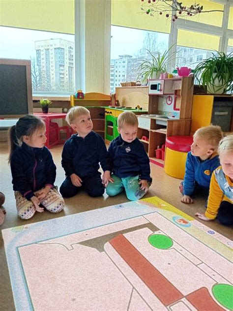 vaikas su geometrinėmis figūromis