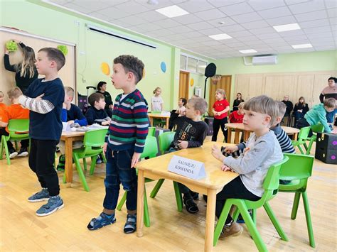 Priešmokyklinukai, atliekantys eksperimentus
