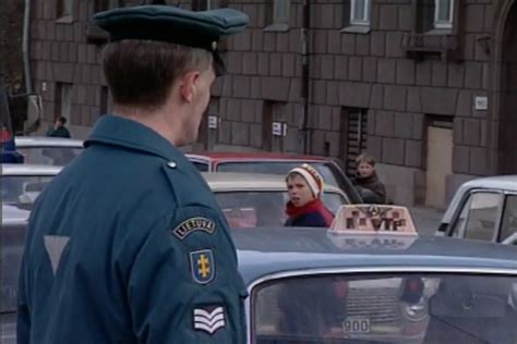 Skurdi Afrikos mokykla su paprastais suolais