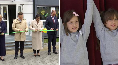 Vaikai mokosi lauke su nešiojamuoju kompiuteriu