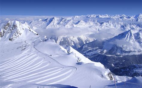 Austrijos Alpių panorama su slidžių trasomis