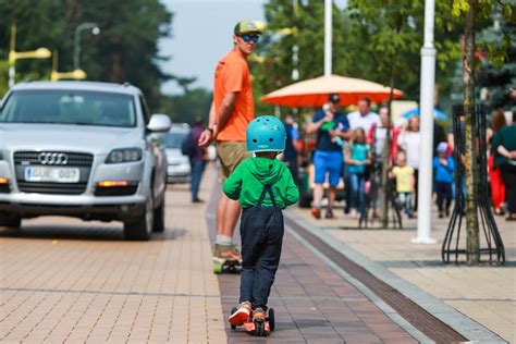 Vaikai, važinėjantys riedlentėmis