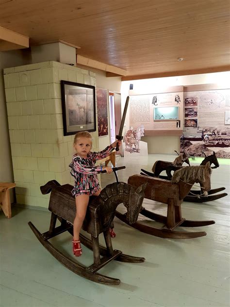 Vaikai, užsiimantys tradiciniais amatais Žemaičių muziejuje