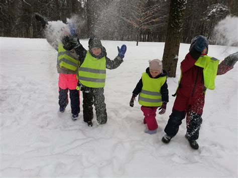 Vaikai tyrinėja sniegą ir ledą