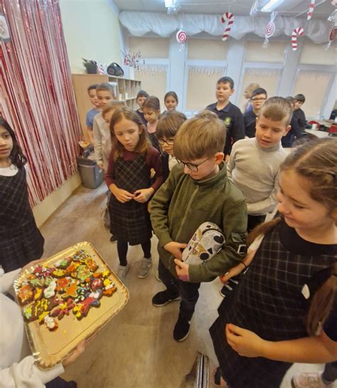 Vaikai gamina ir dekoruoja kalėdinius sausainius