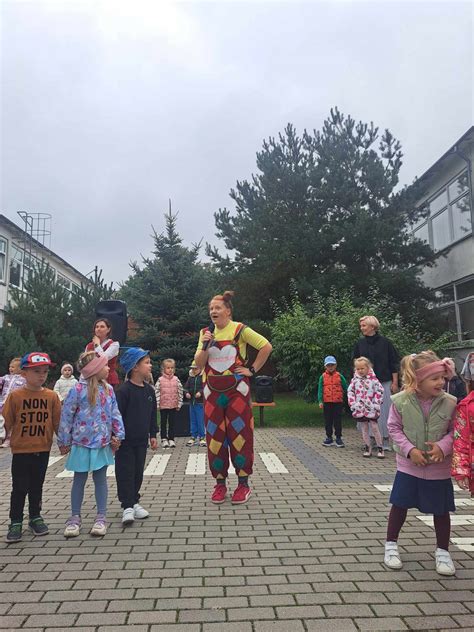 vaikų darželio vaikai šoka