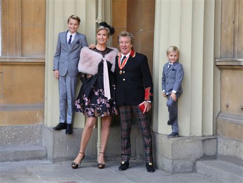 Rodas Stiuartas su žmona Penny Lancaster ir sūnumis
