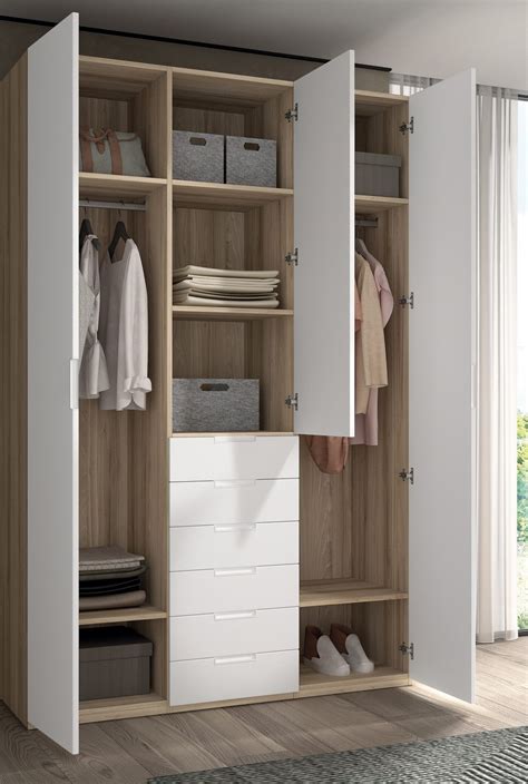 IKEA atvira spinta su drabužiais ir aksesuarais