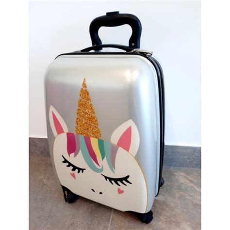 vaikiškas skėtukas su mažais ratukais ir vientisa rankena