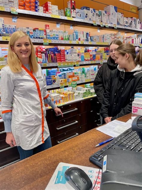 Farmacininkas konsultuoja klientą vaistinėje