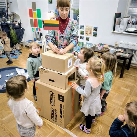 vaikai stato pilį iš pagalvių