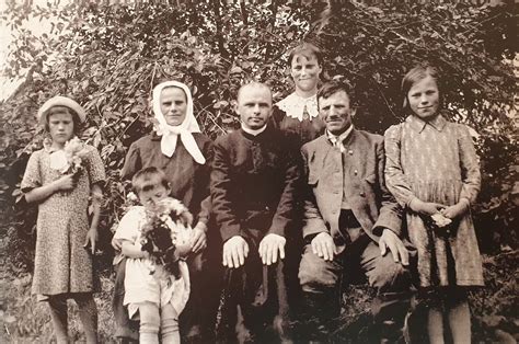 Šeimos nuotrauka su Marijonu, jo žmona ir sūnumi