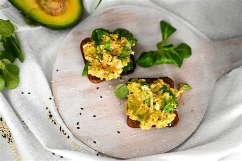 Sveiki pusryčiai su vaisiais ir jogurtu