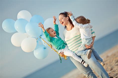 Mama su vaikais užsiima rankdarbiais