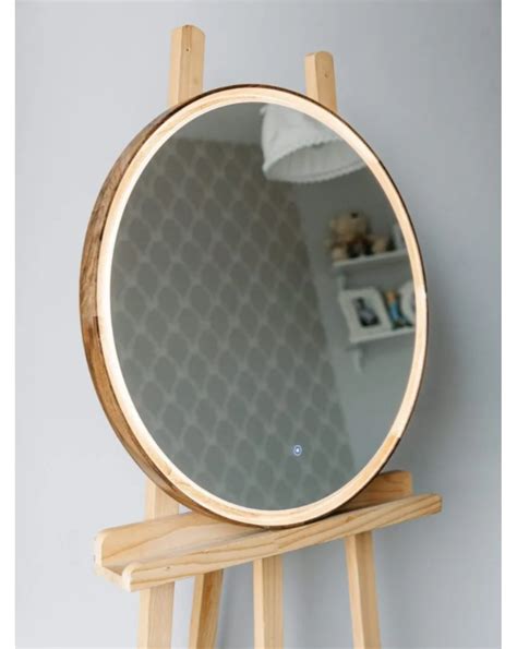 Moters veidrodis su skirtingais 