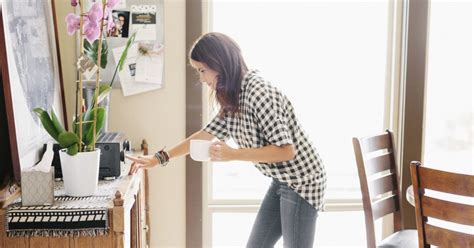 Vaikas padeda susitvarkyti namus