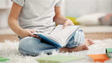 Vaikas su knygomis ir mokymosi priemonėmis