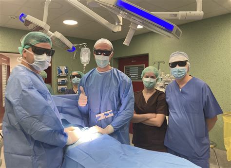 Medicinos specialistų komanda, atliekanti sudėtingą operaciją