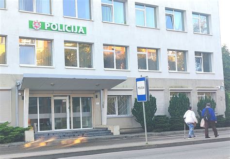 Pareigūnai tiria eismo įvykio vietą