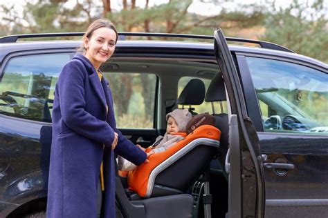 schematinis vaizdavimas, kurioje automobilio vietoje saugiausia vežti vaiką