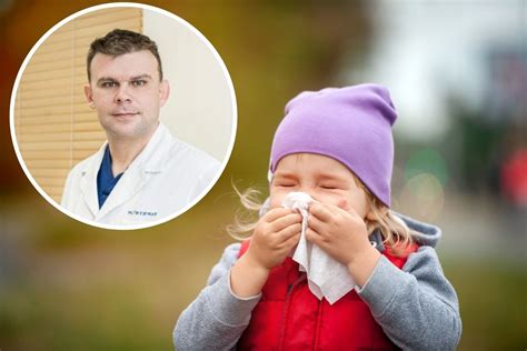 Gydytojas konsultuoja vaiką ir tėvus