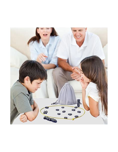 vaikų žaidimas su kamšteliais