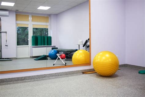 studentai praktikuojasi reabilitacijos centre