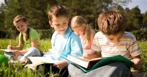 Vaikai, skaitantys pasaką apie pelytes