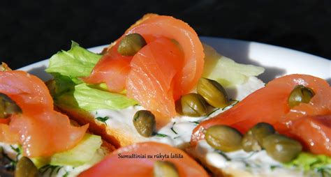 ingredientai salotoms su rūkyta lašiša
