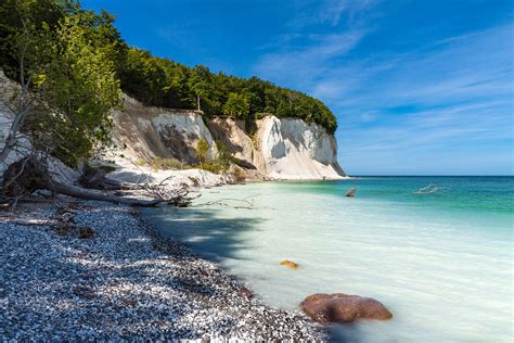 Baltos kreidos uolos Riugeno saloje