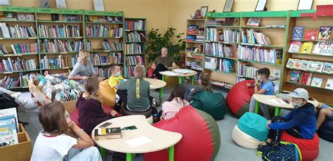 bibliotekos vaikų skyriaus knygų lentynos