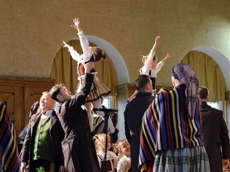 Šeima stebi vaikų šokio pasirodymą