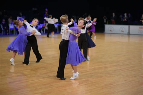 Sportinių šokių pora treniruojasi