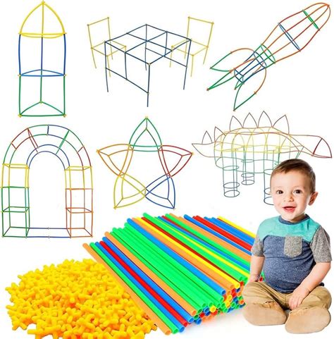 Vaikas veria karoliukus ant šiaudelių