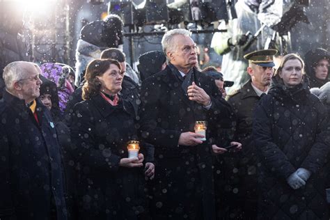 Žmonės, ginantys Televizijos bokštą Sausio 13-osios naktį