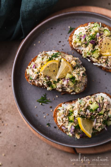 Sumuštiniai su avokado užtepėle, tunu ir svogūnų laiškais