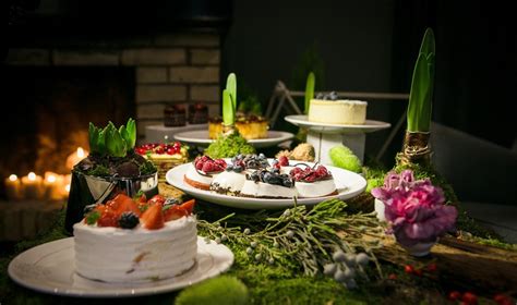 Stalas su įvairiais patiekalais ir užkandžiais lauko iškylai