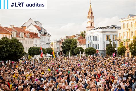 Žmonių minia Jema el-Fna aikštėje vakare