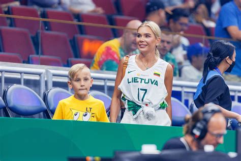 Eglė su vaikais jūros krante