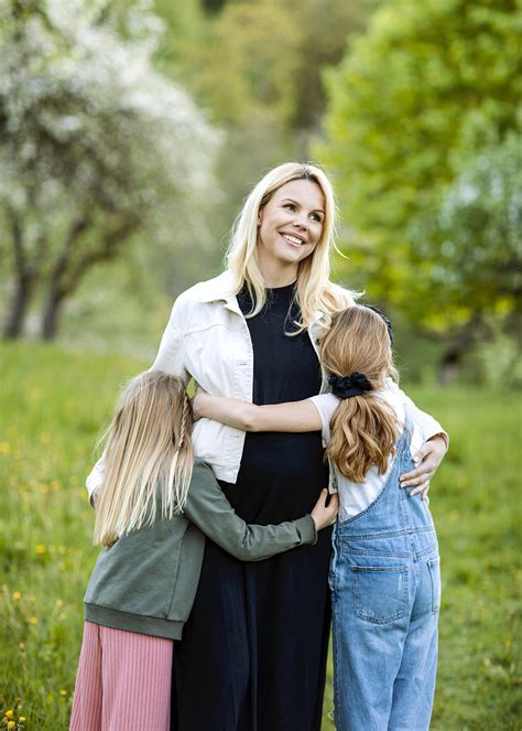 Akušerė stebi naujagimį