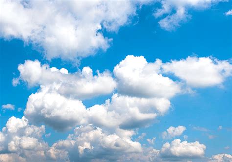 Saulėtas dangus su debesimis