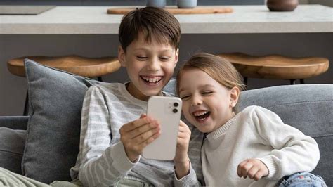 Schema: Kaip veikia „Google Family Link“ tėvų ir vaikų įrenginiuose
