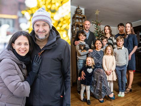 Tėvai stebi vaikus čiuožiant kalniuku