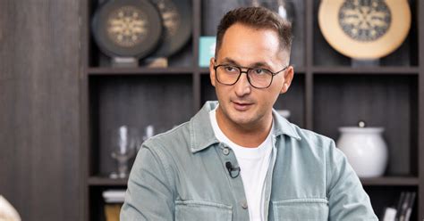 Orijus Gasanovas su operatoriumi filmuoja reportažą