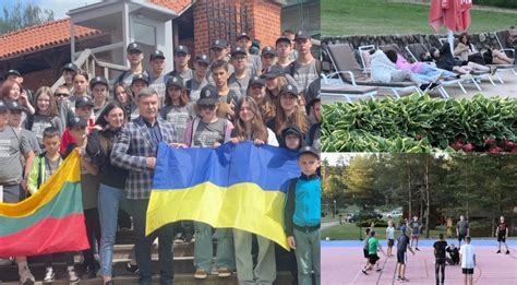 vaikai džiaugiasi balionų skulptūromis