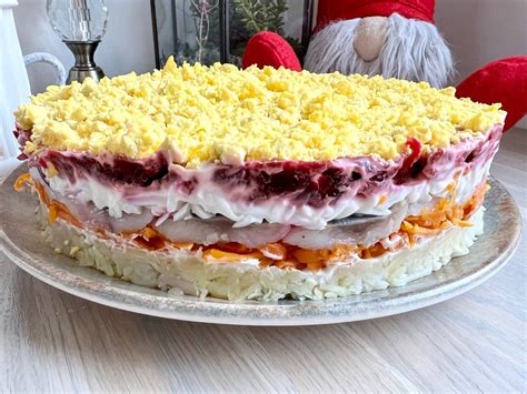 Silkė pataluose ant šventinio stalo