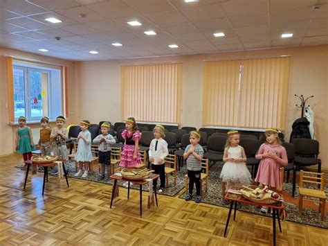 vaikai švenčia išleistuves gamtoje