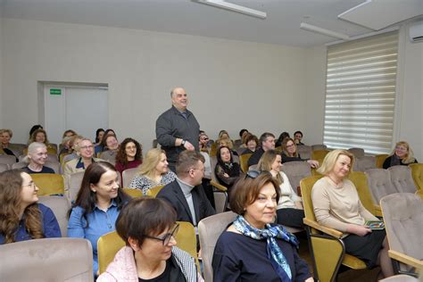 Tėvai ir mokytojai klausosi Evaldo Karmazos paskaitos